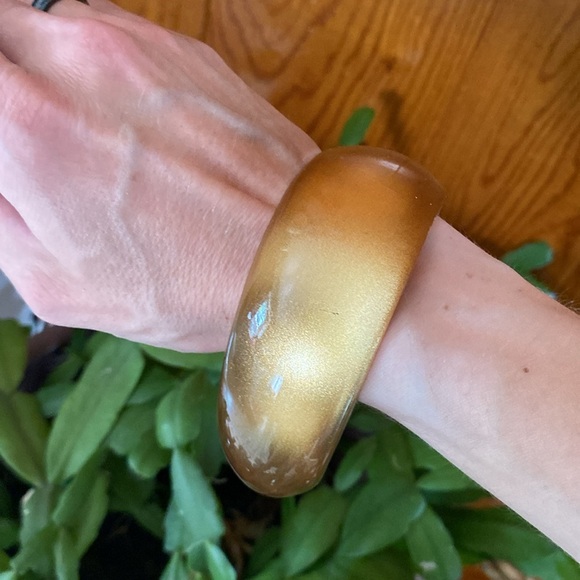 Vintage Lucite Asymmetrical Chunky Bangle Transparent Gold Clear Large Bracelet - Picture 13 of 16